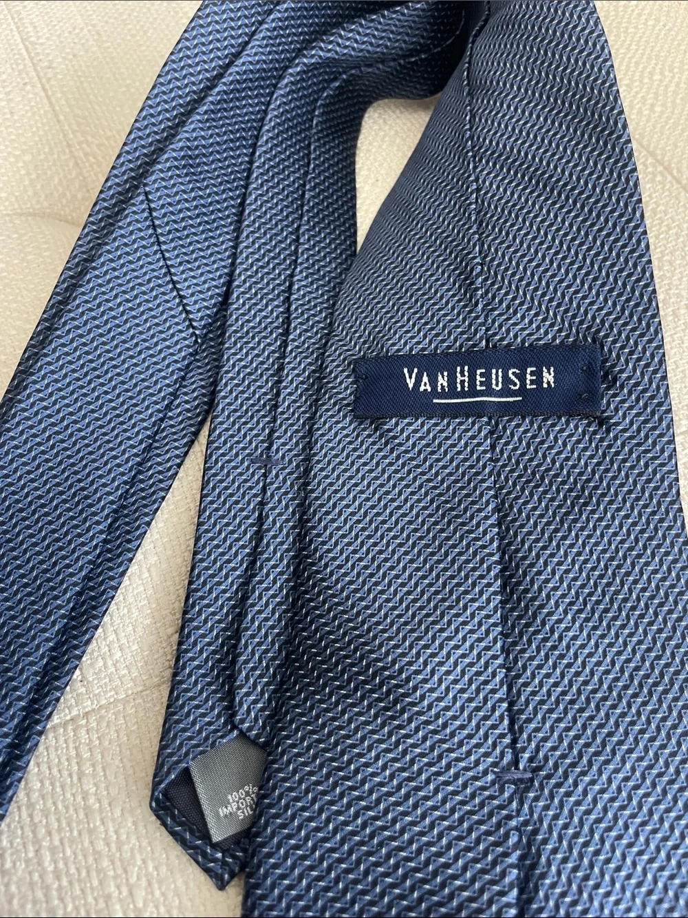 Van Heusen men’s tie 💯 imported silk
